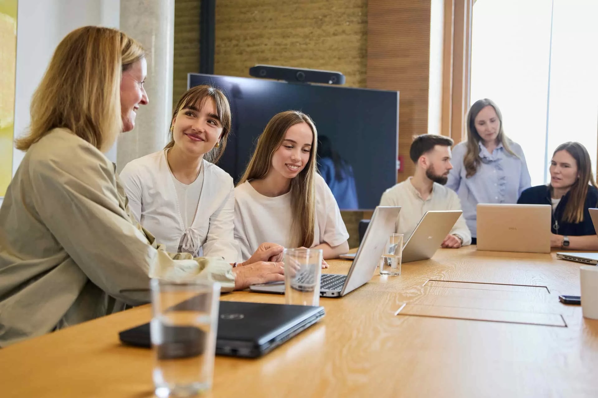 Mitarbeiterinnen und Mitarbeiter beim Arbeiten am Campus