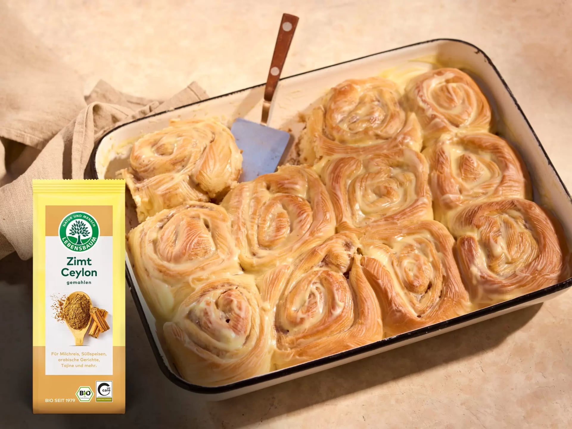 Rezeptbild von Apfel-Zimtschnecken aus Dinkelmehl und Verpackungsabbildung des Produkts Zimt gemahlen der Marke Lebensbaum