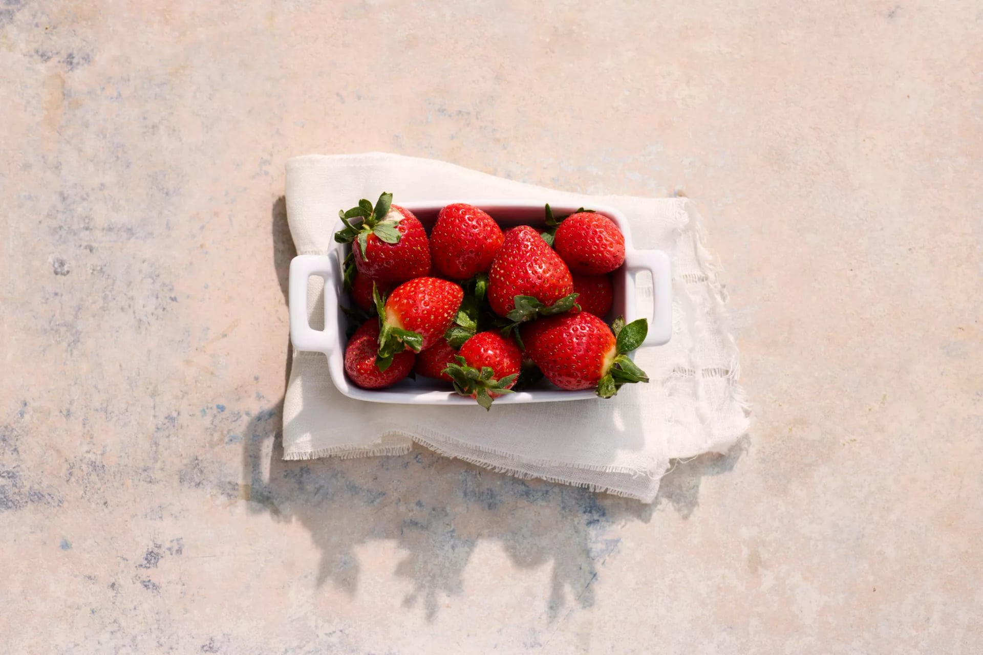 Gefüllte Schale mit Erdbeeren