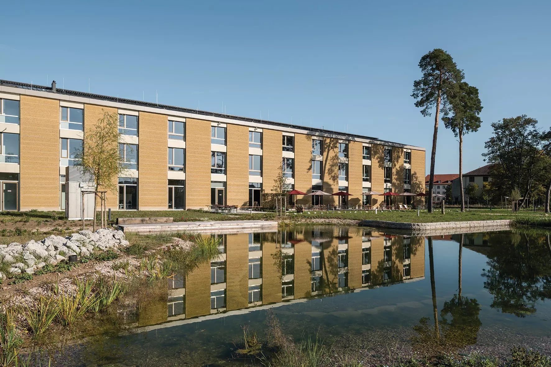 Außenansicht des Teichs am Alnatura Campus