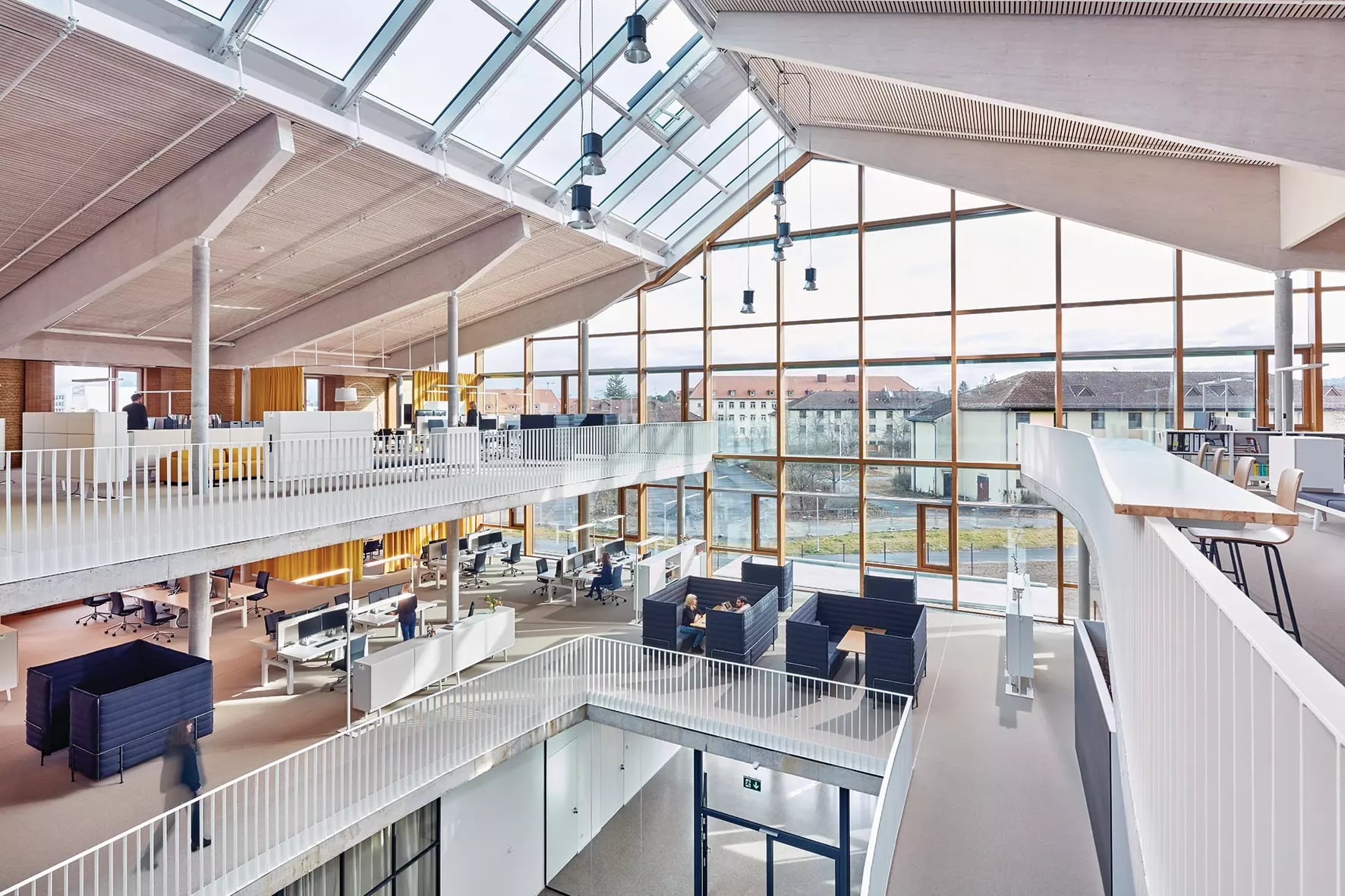 Innenansicht mit Arbeitsbereich des Alnatura Campus