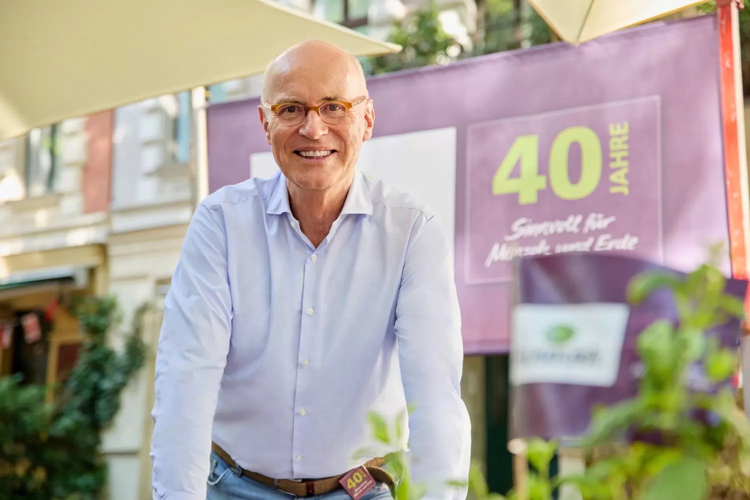 Prof. Dr. Götz E. Rehn Alnatura Gründer und Geschäftsführer vor einem 40 Jahre Alnatura Banner