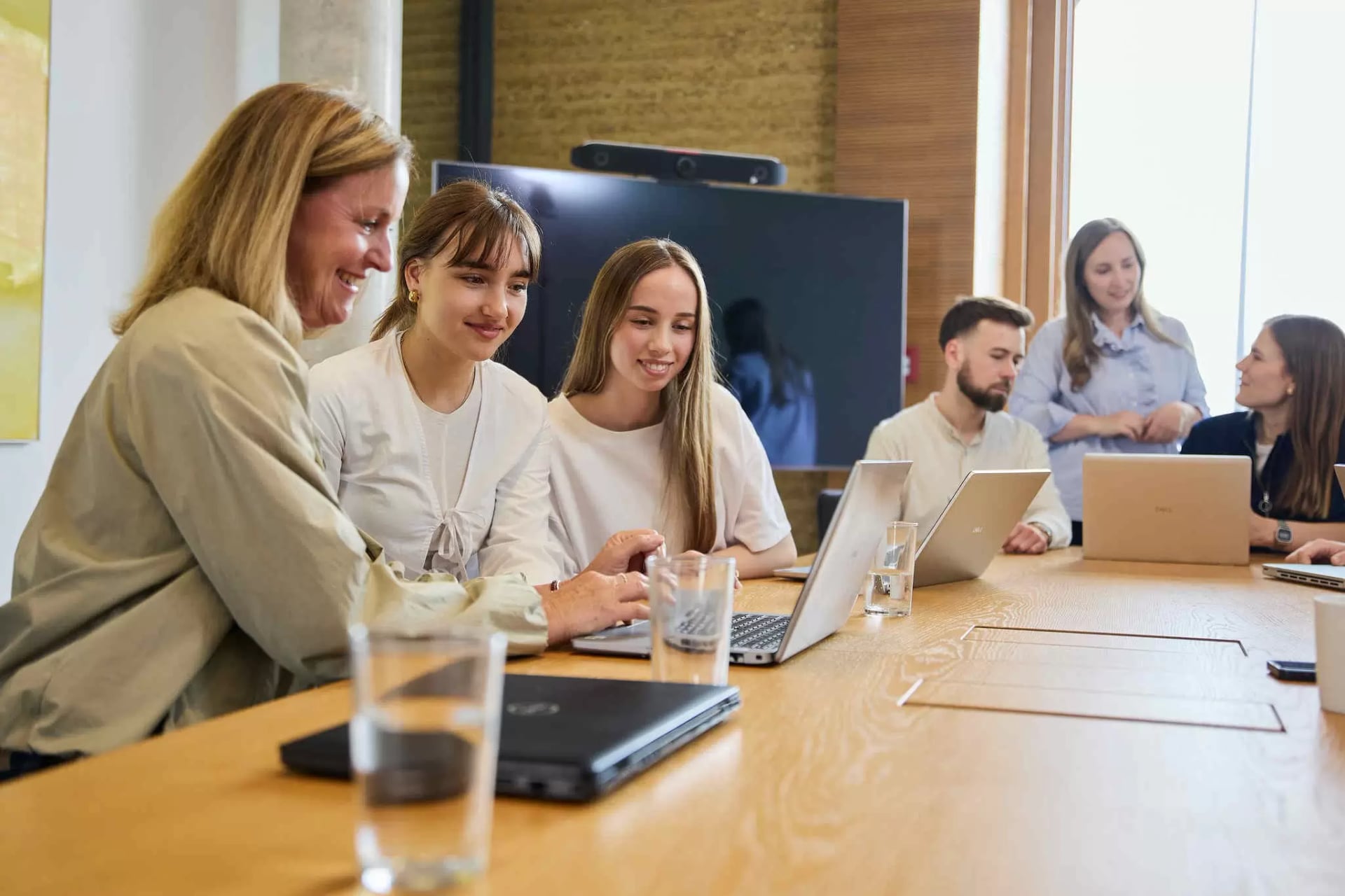 Mitarbeiterinnen und Mitarbeiter beim Arbeiten am Campus