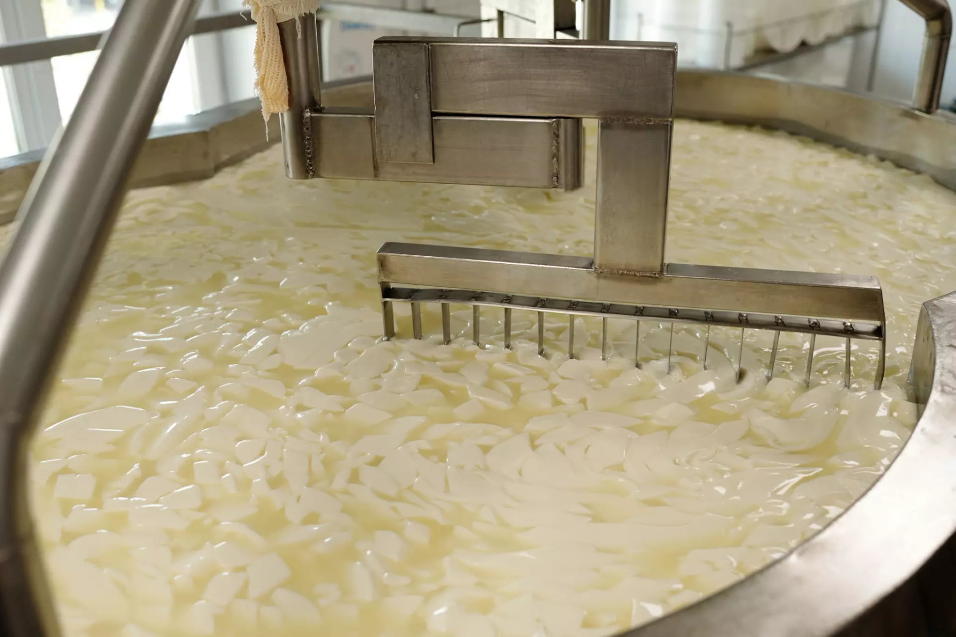 Ein Glas wird mit Milch aus einer Glasflasche befüllt.