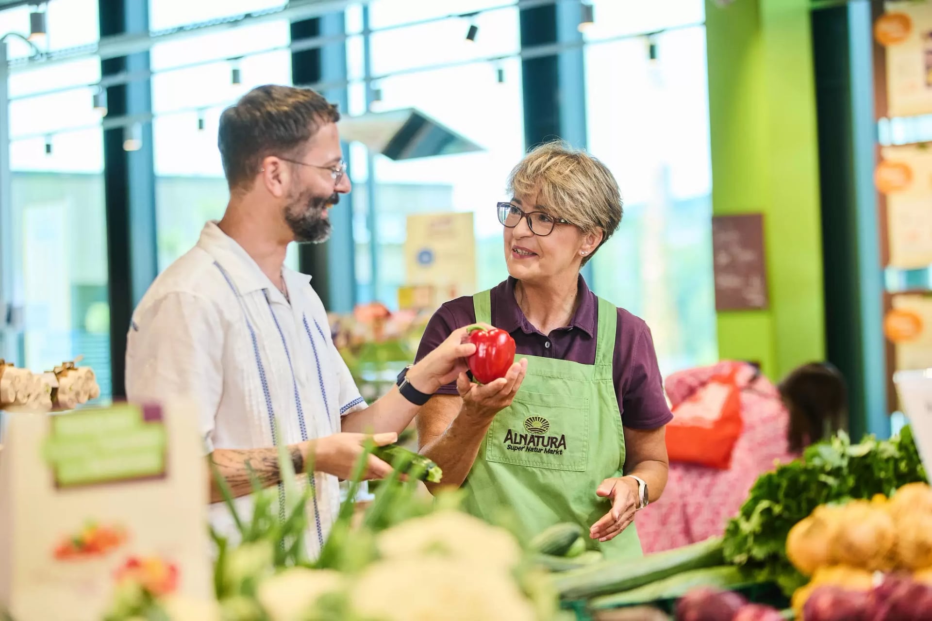 Kunde wird an der Obst & Gemüsetheke beraten