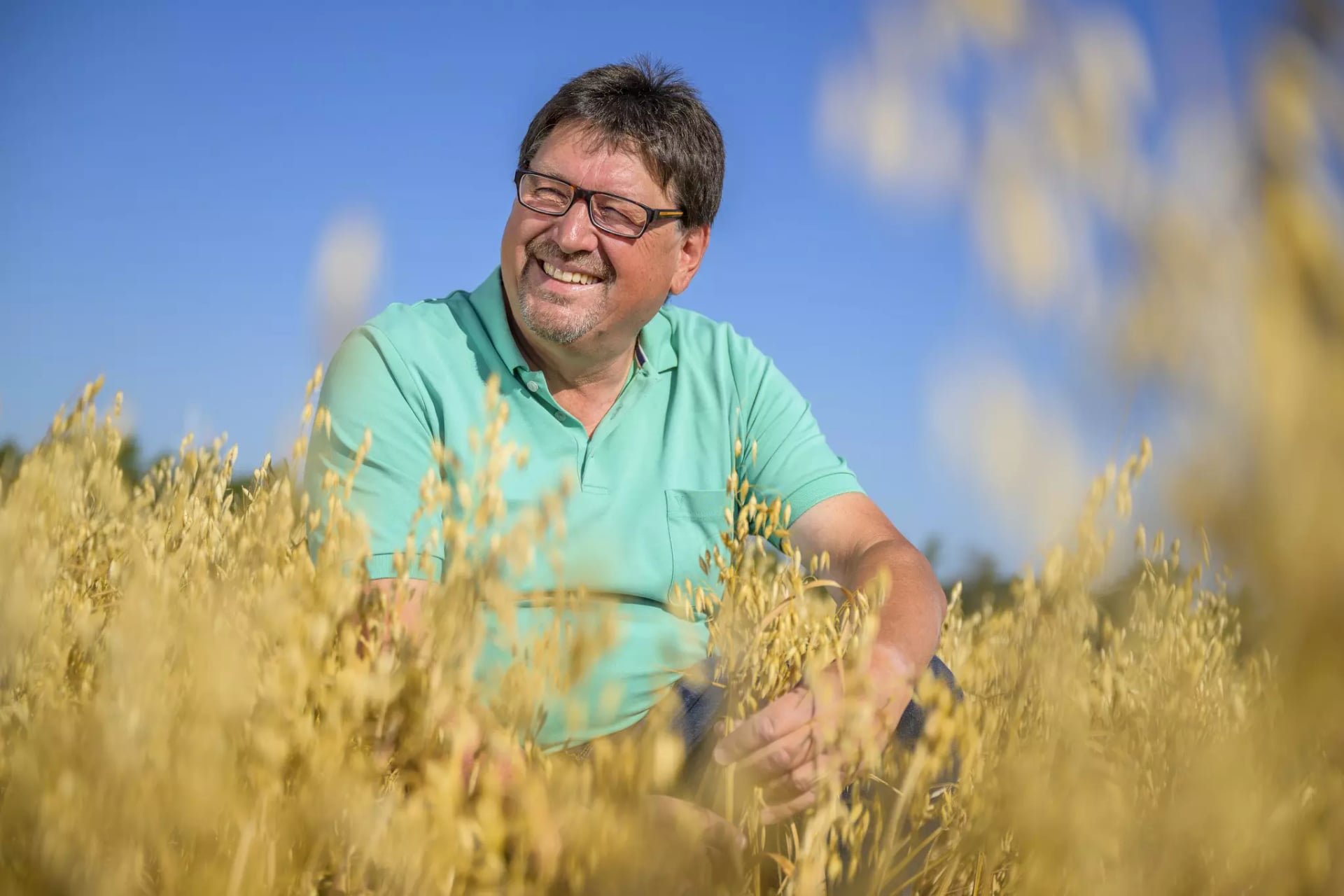 Hafer Landwirt Herr Römert sitzt in seinem Haferfeld