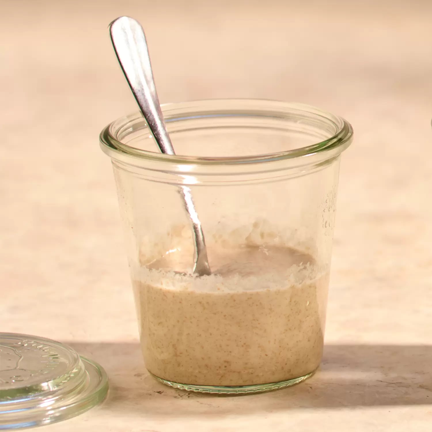 Sauerteig Starter in einem Weckglas am ersten Tag der Gärung