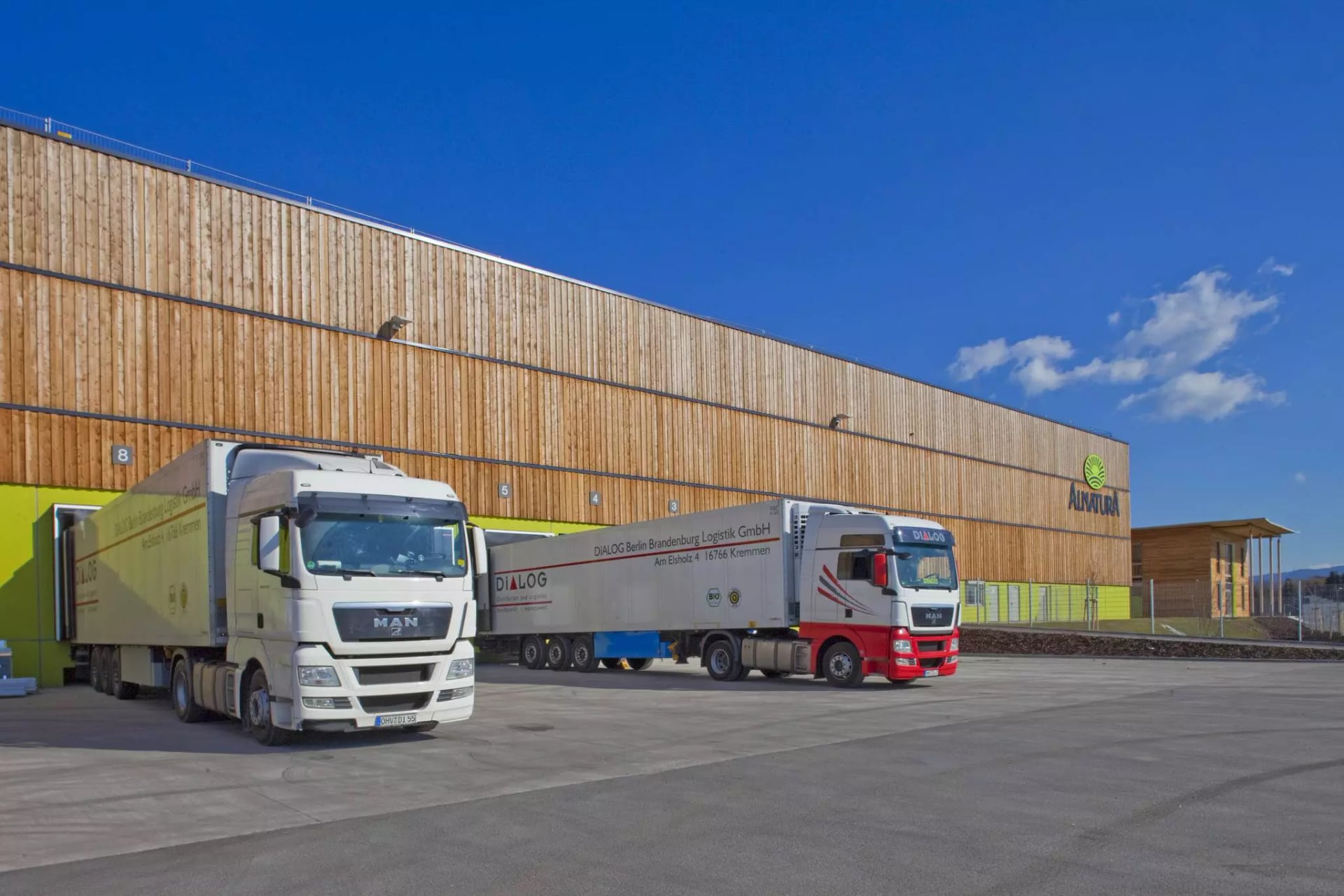 Anlieferung durch Lastwagen am Verteilzentrum.