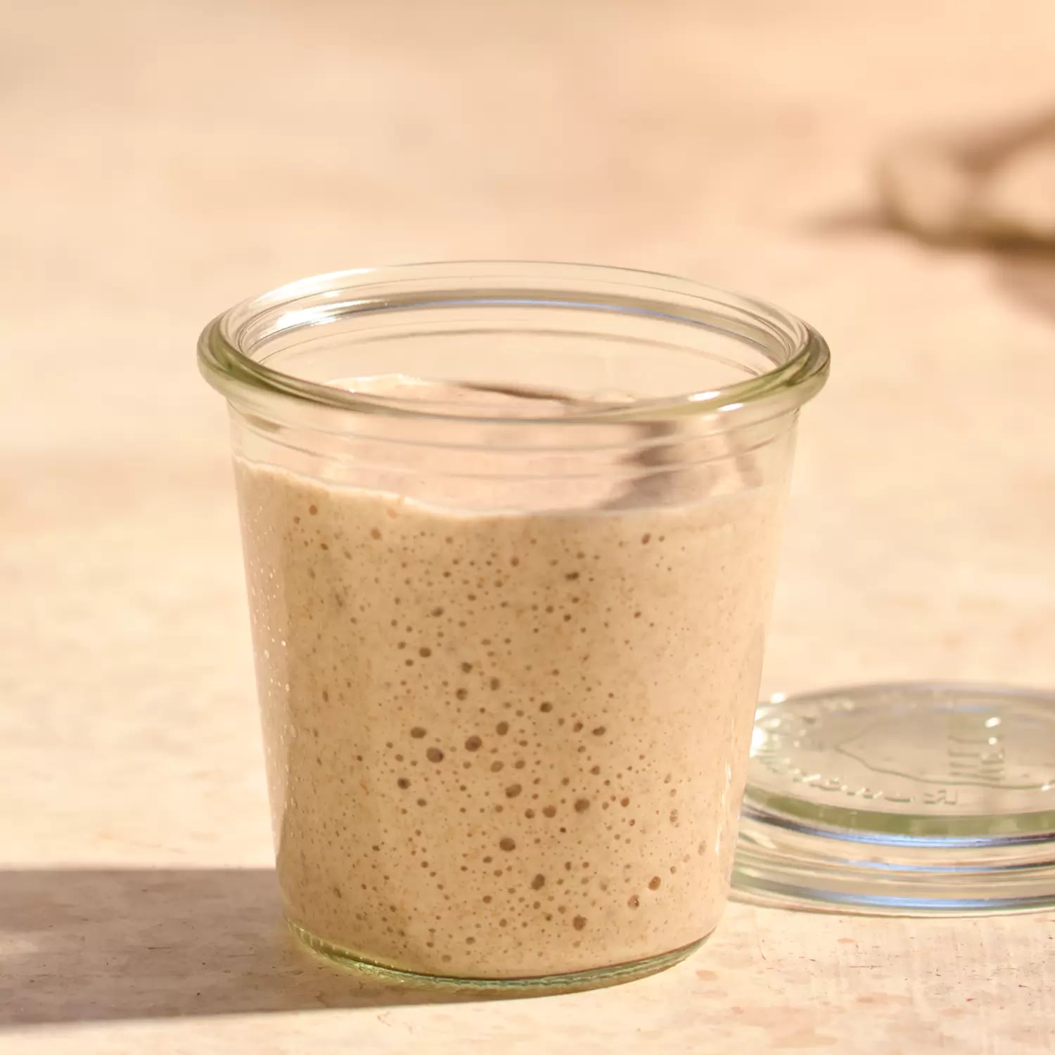 Sauerteig Starter in einem Weckglas am 6-7 Tag der Gärung