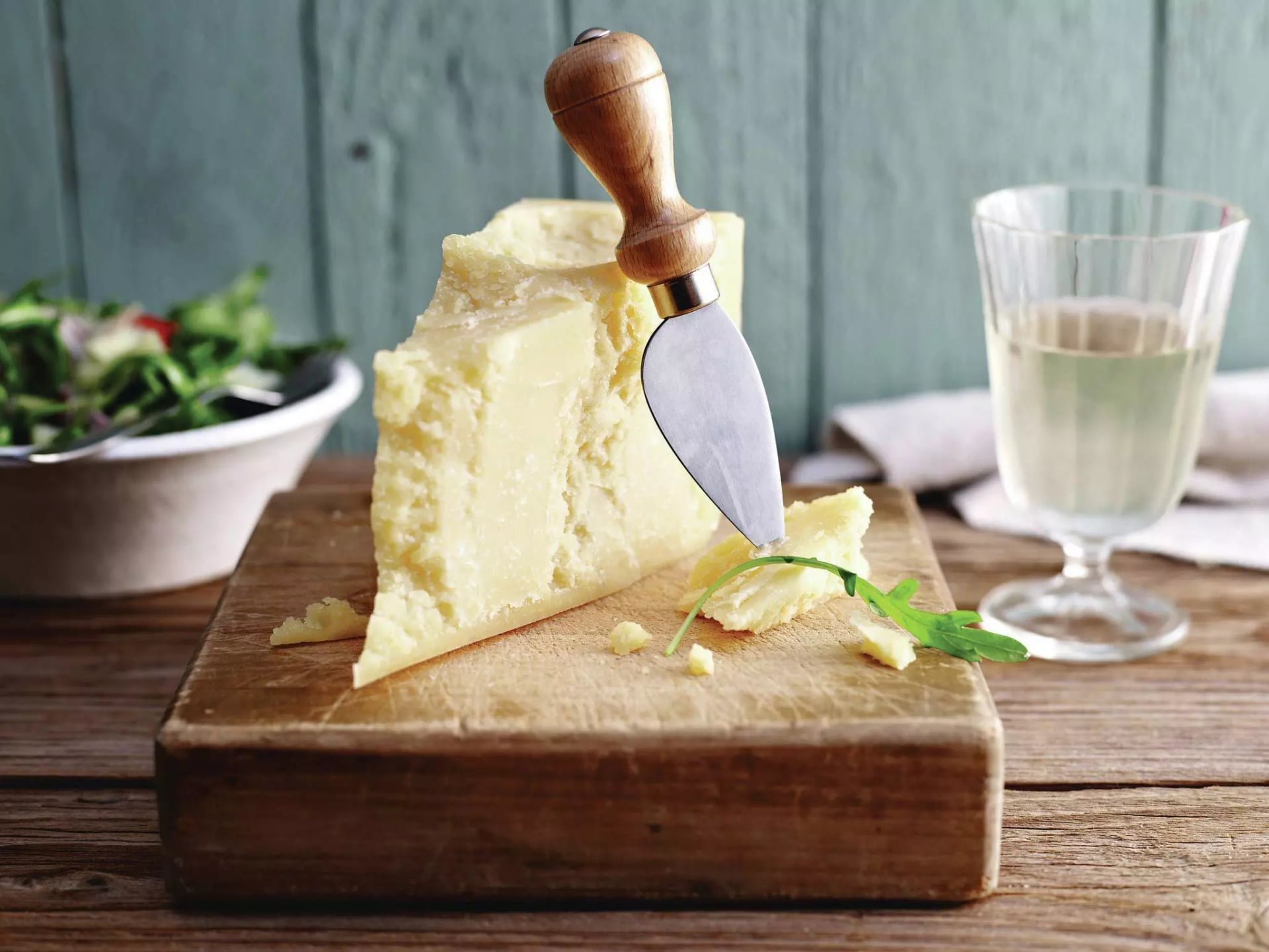 Montello Käse Stück auf Holzbrett mit Messer.