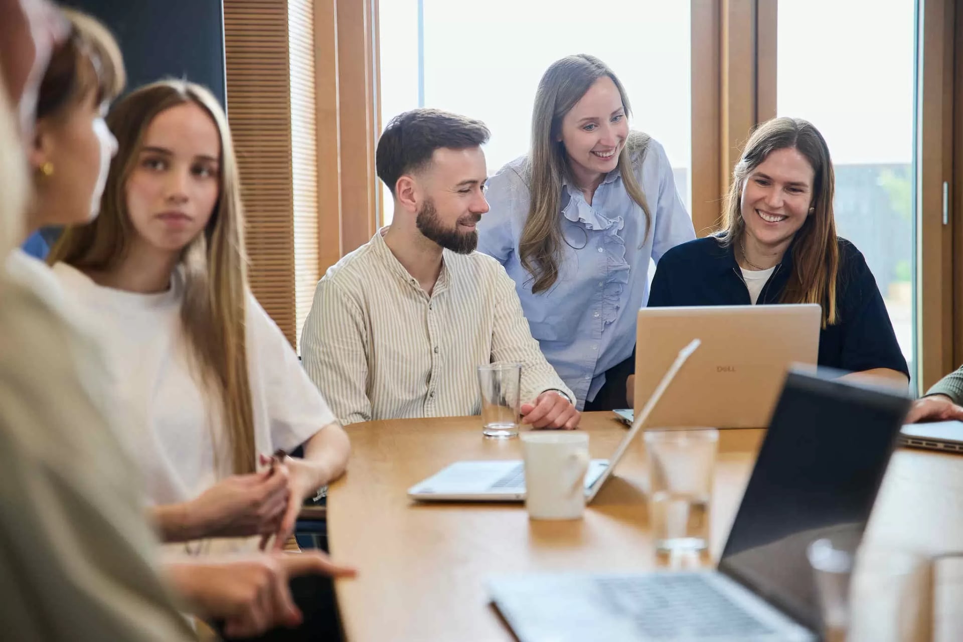 Mitarbeiterinnen und Mitarbeiter beim Arbeiten am Campus