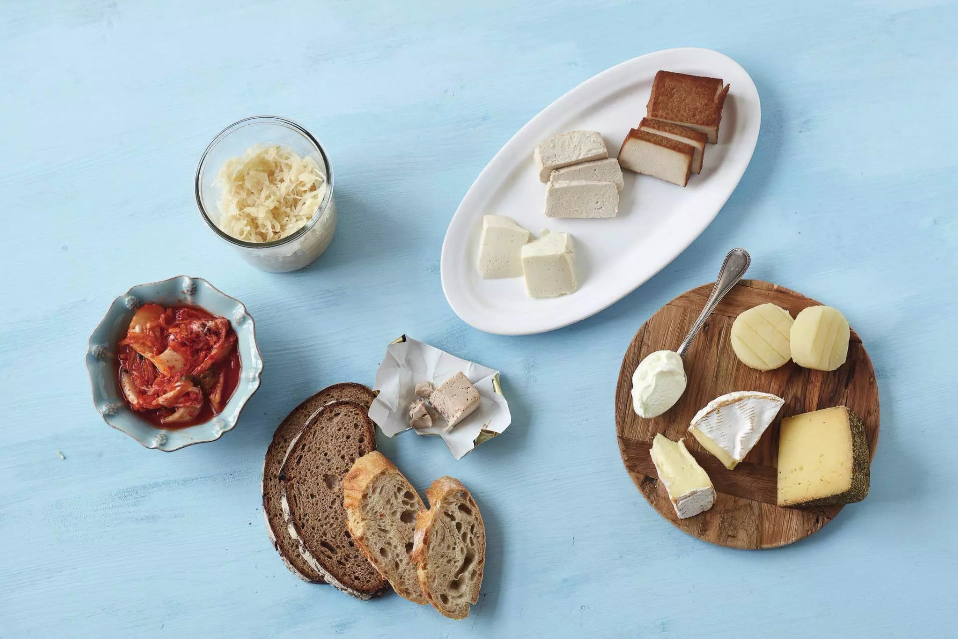 Fermentierte Lebensmittel, Käse, Tofu, Tempeh, Sauerkraut, Kimchi und Brot.