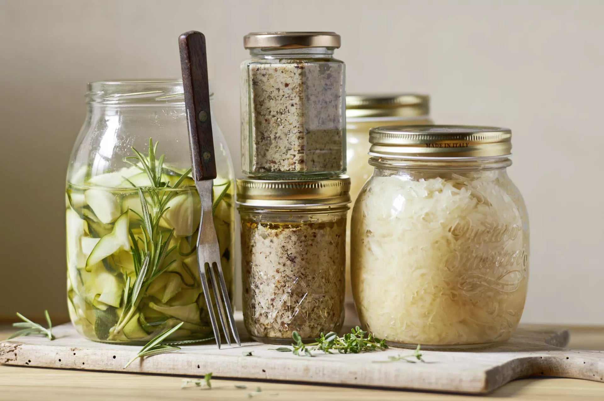 Gläser mit haltbar gemachten Lebensmitteln. Sauerkraut, Gurken, Aufstriche.