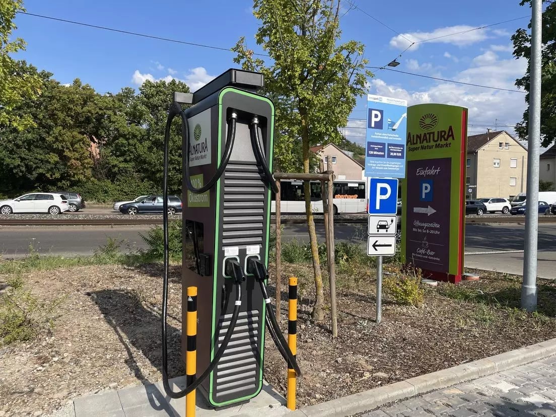 E-Ladestation auf einem Parkplatz vor einem Alnatura Super Natur Markt