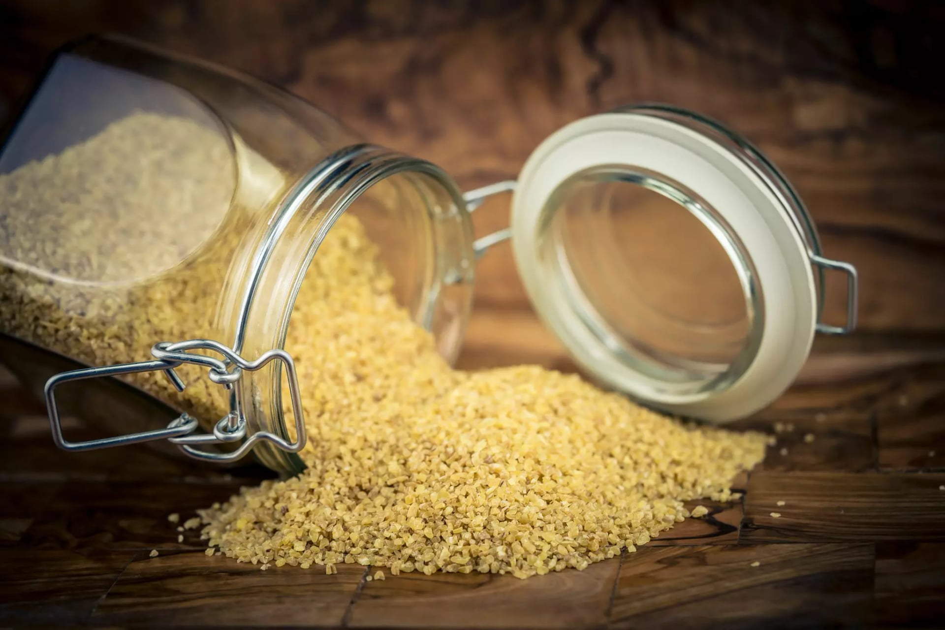 Couscous wird aus einem Glas ausgeschüttet