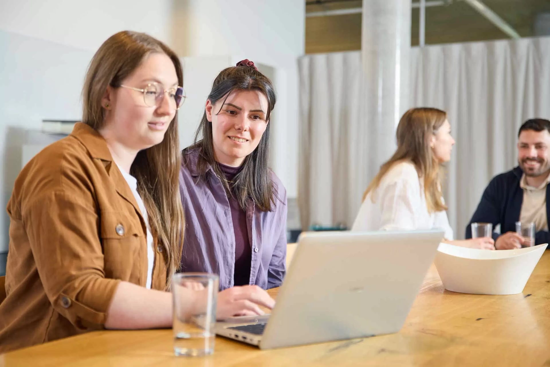 Mitarbeiterinnen und Mitarbeiter am Campus