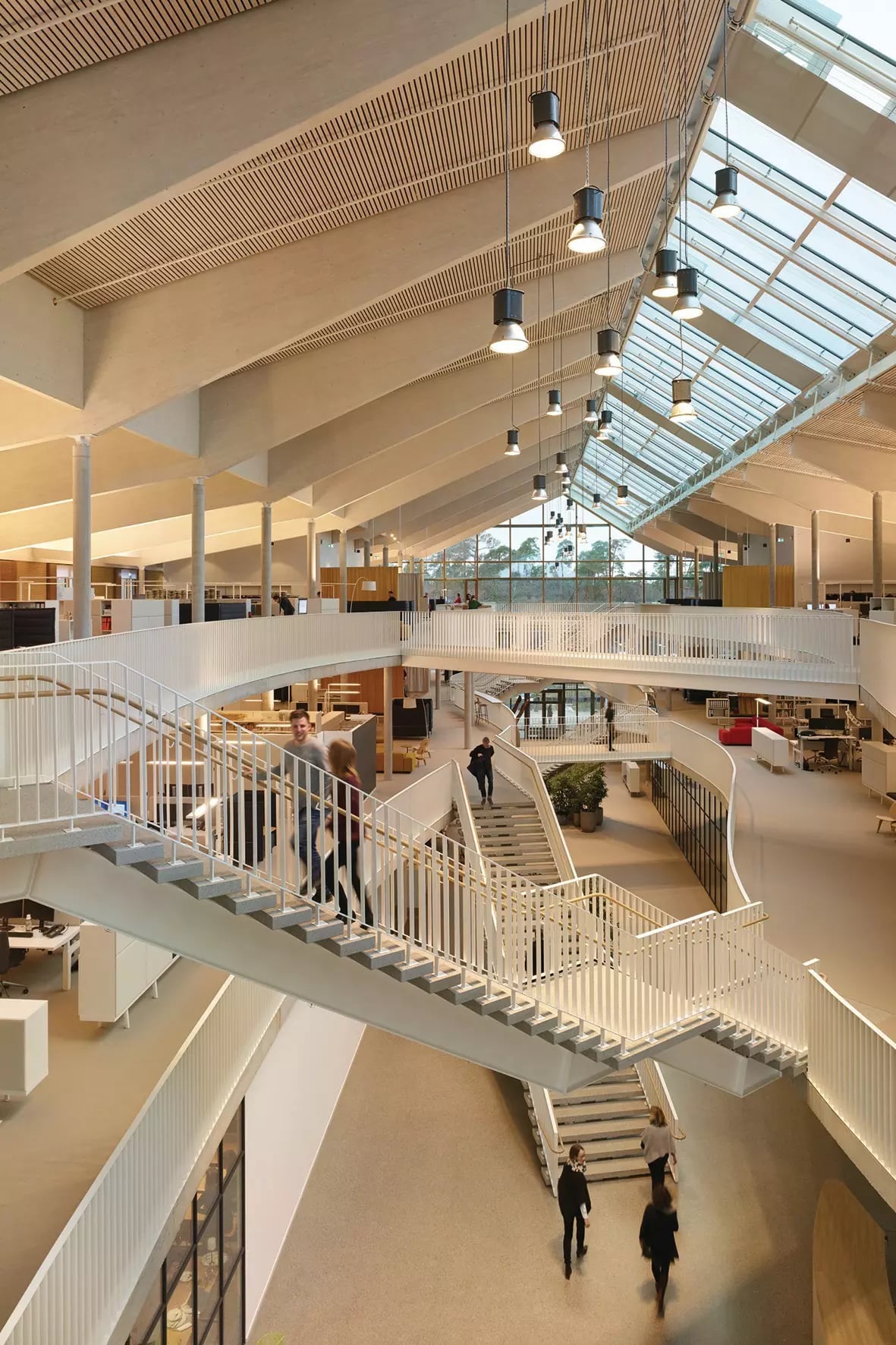 Innenansicht des Alnatura Campus mit freien Treppen