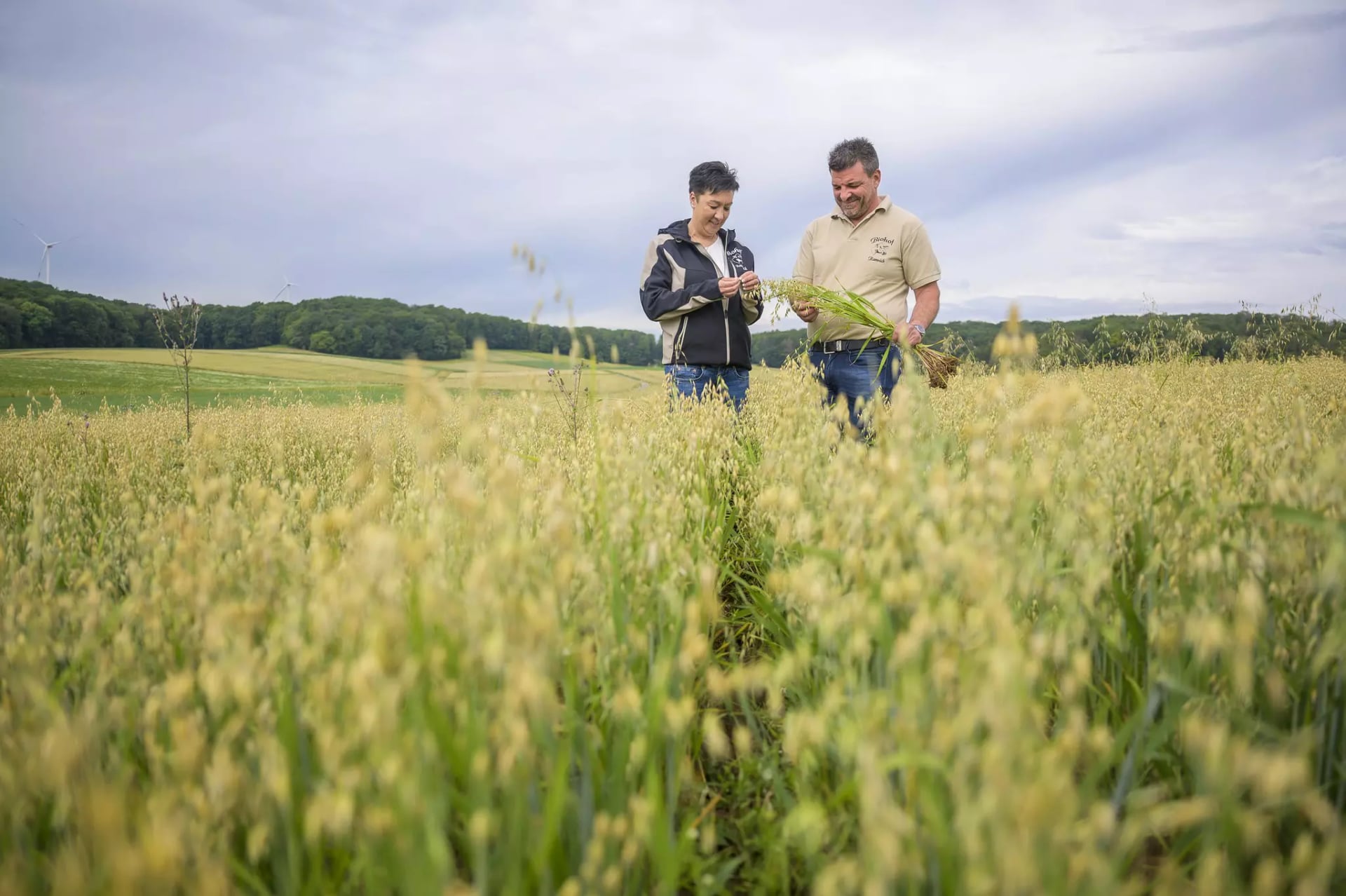 Frau und Herr Ramnick in ihrem Haferfeld