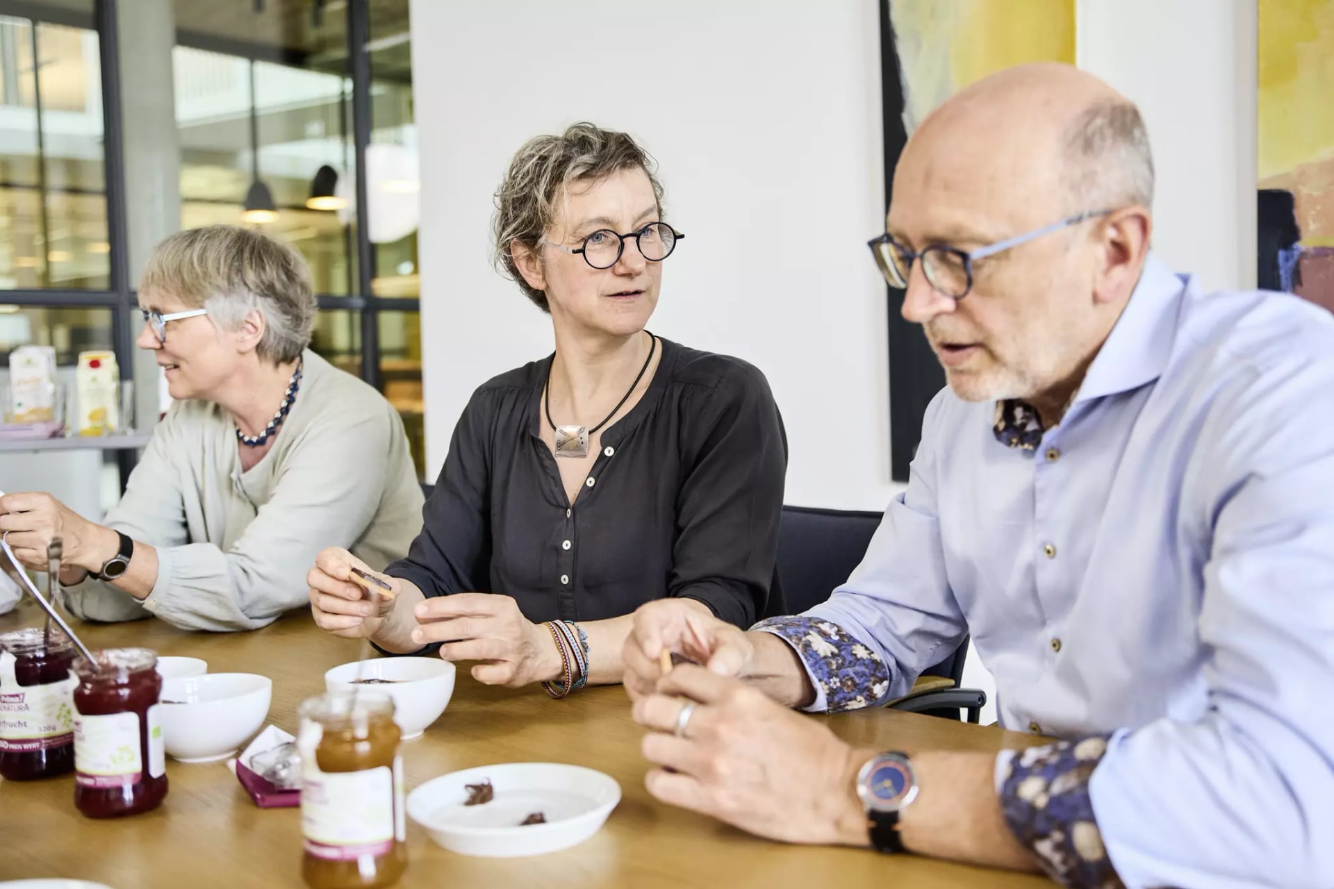 Arbeitskreis Qualität, Menschen beim probieren und prüfen von Alnatura Produkten.