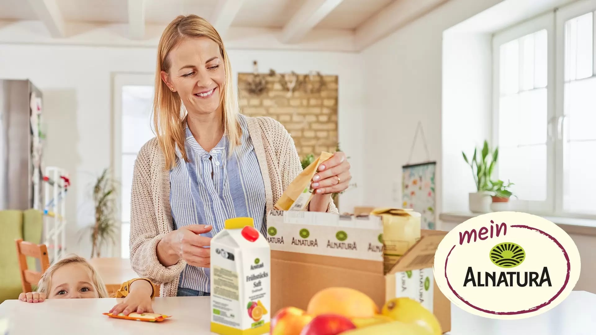 Mein Alnatura Kundin packt ein Produktpaket von Alnatura aus und schaut sich den Inhalt des Pakets an.