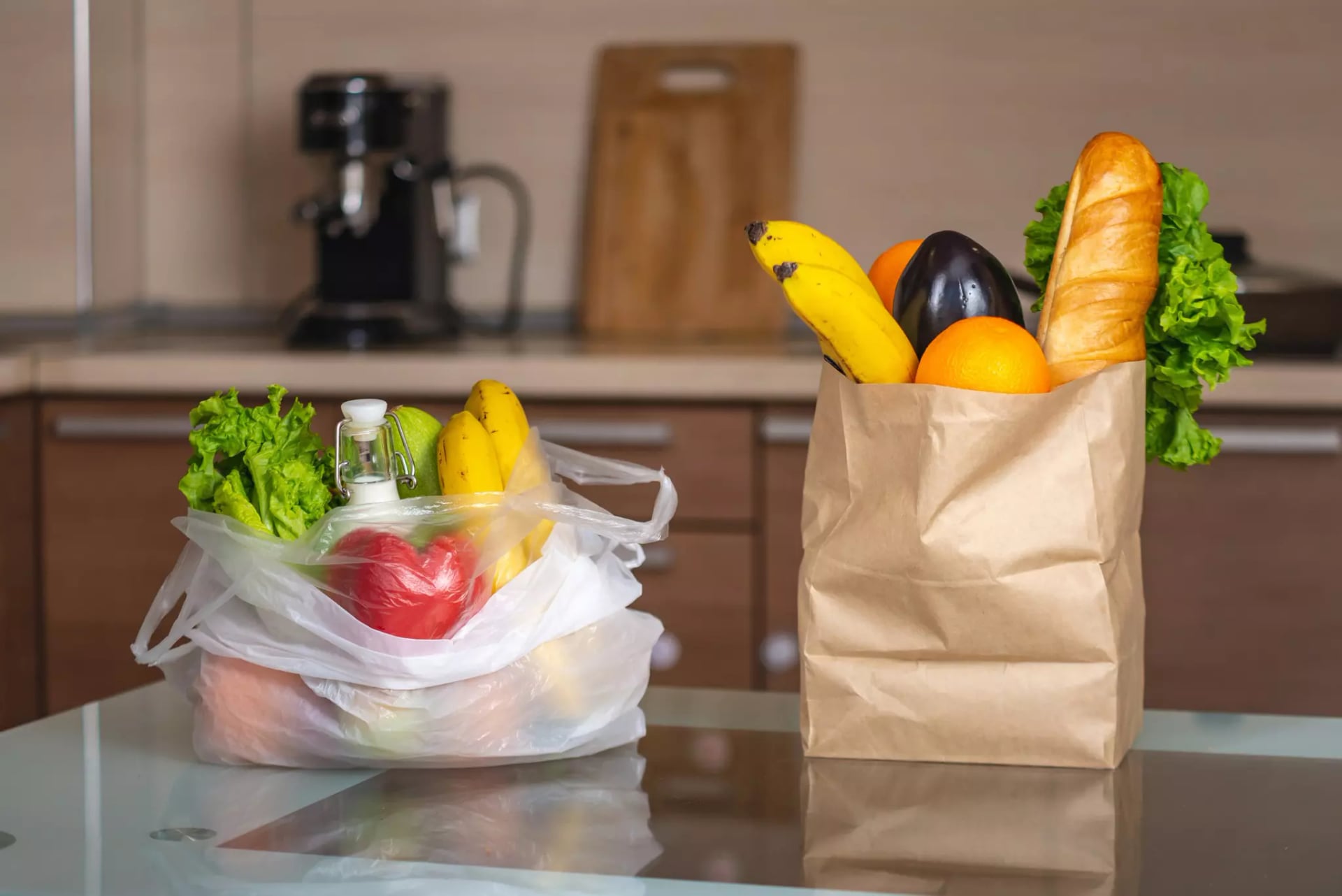 Ein Einkauf in einer Plastik- und einer in einer Papiertüte