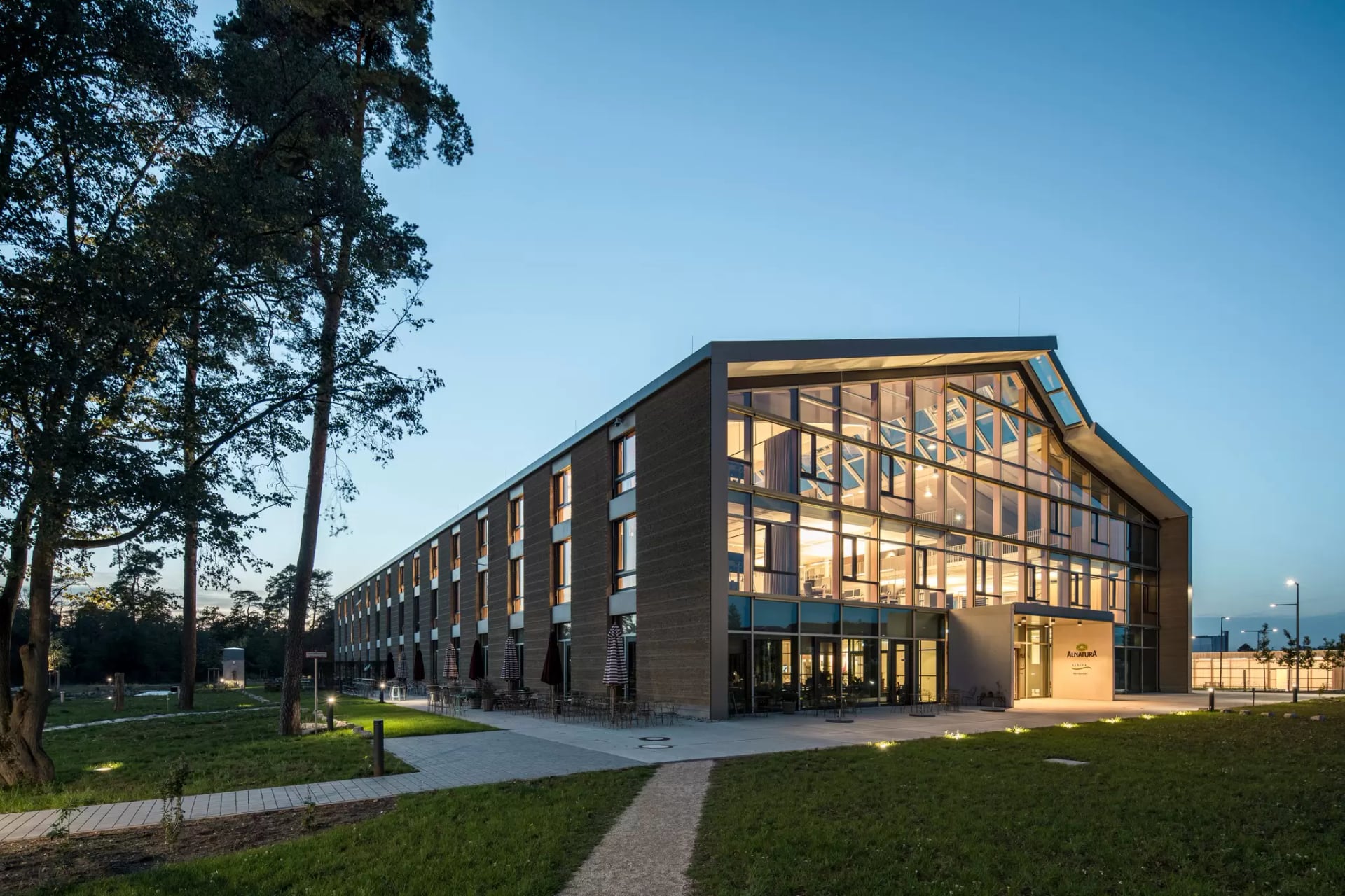 Campusgelände in der Abenddämmerung