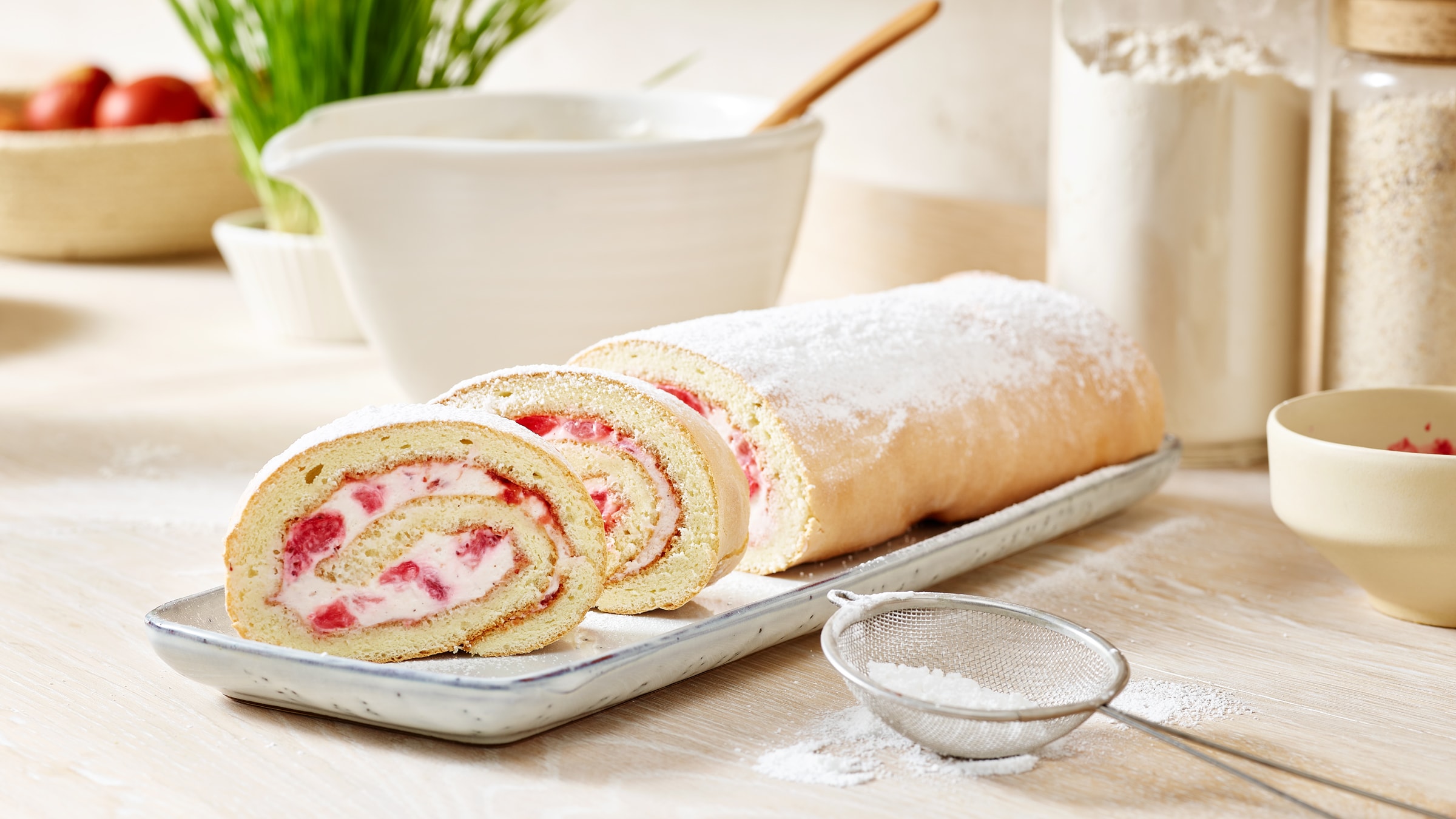 Vegane Biskuitrolle Mit Erdbeerfullung Rezept Selbst Machen Alnatura 